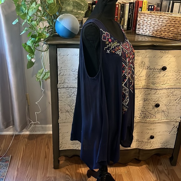 LOVE ON A HANGER EMBROIDERED FRONT ASYMMETRICAL TANK TOP BLUE MULTI PLUS SIZE 1X - Picture 5 of 12